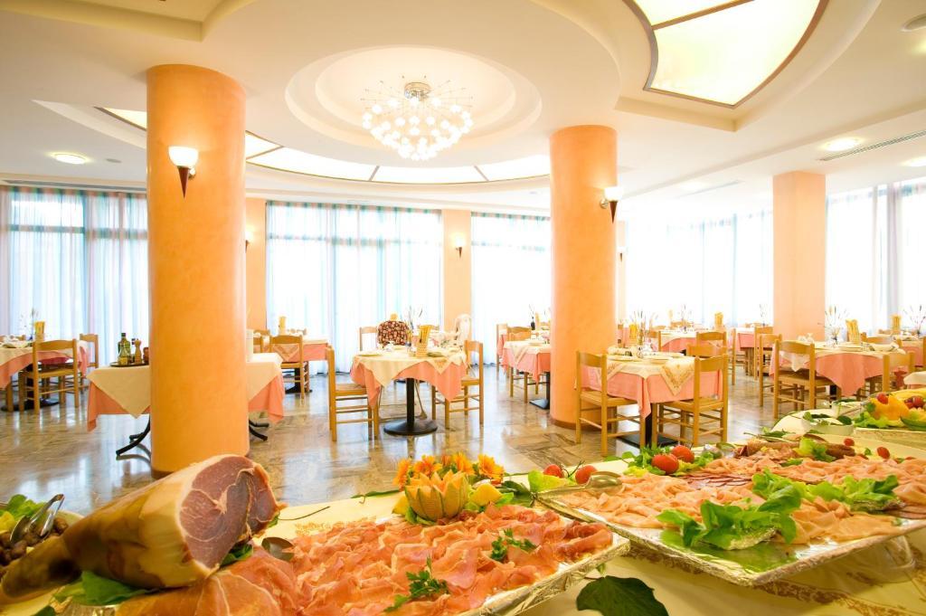 Hotel Costaverde Чезенатико Екстериор снимка